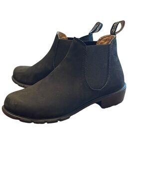 Blundstone Low Heeled Chelsea Boot in Black Nubuck Slip Resistant Sole Pull On